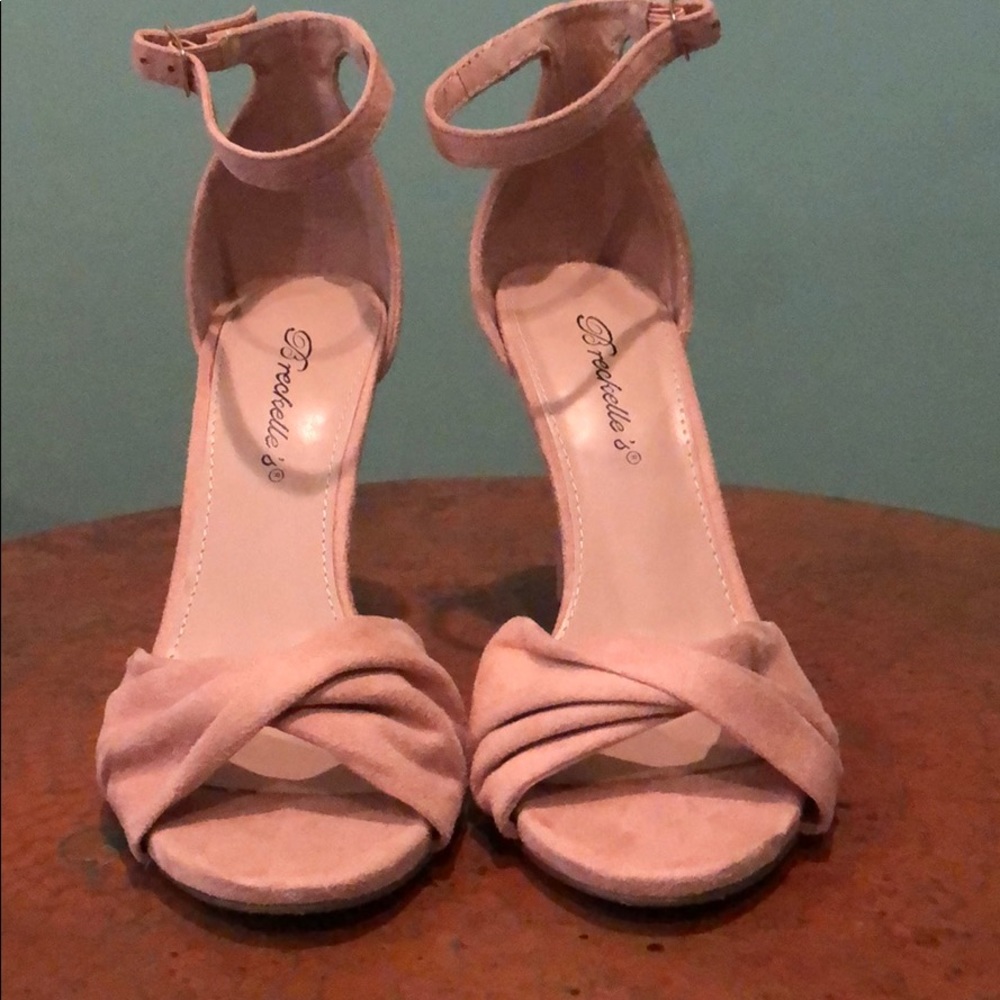 BRECKELLE's®️ size 7 high heels
